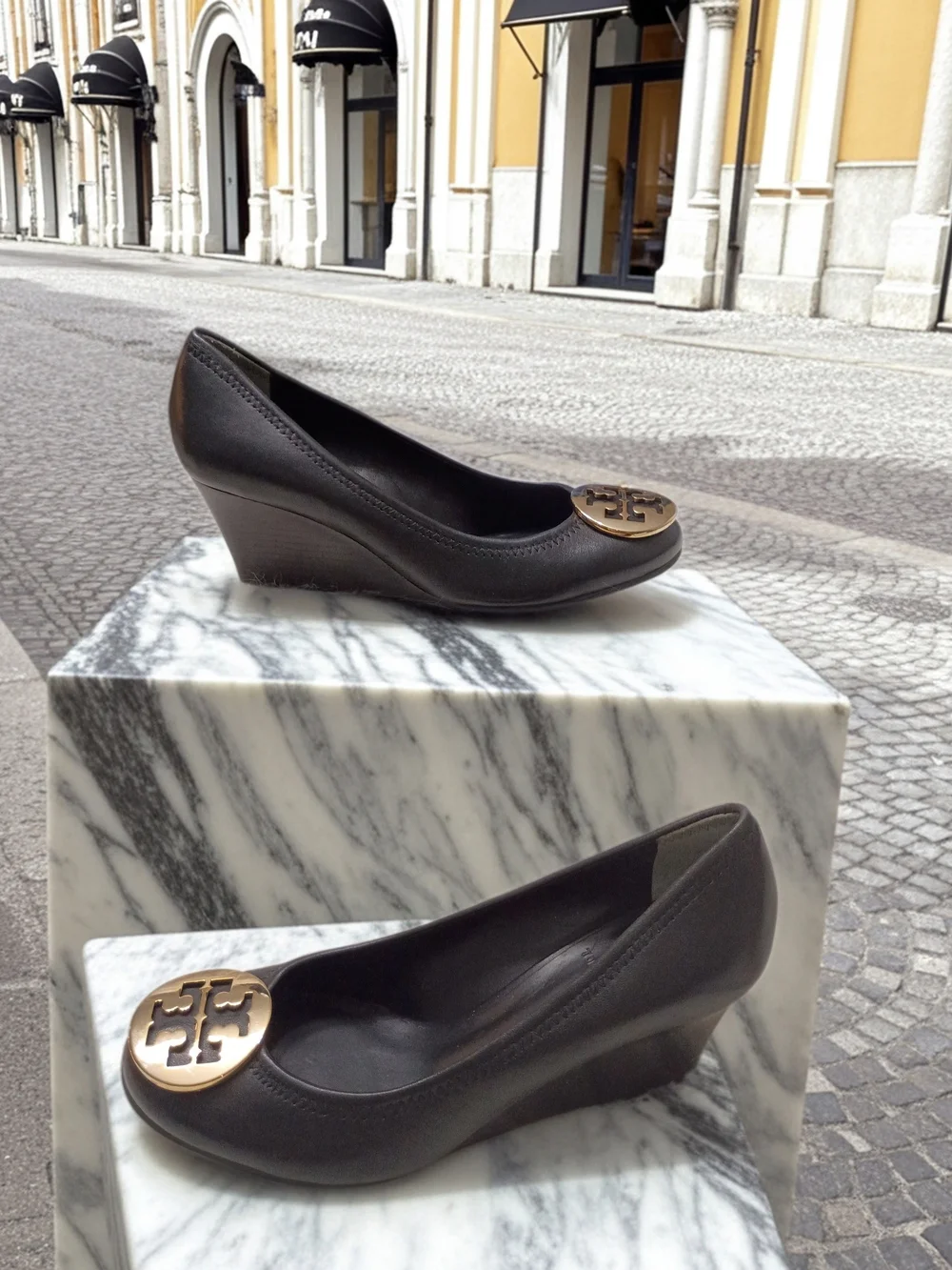 Tory Burch Chelsea Black Leather Wedge Pumps with Gold Logo 6M